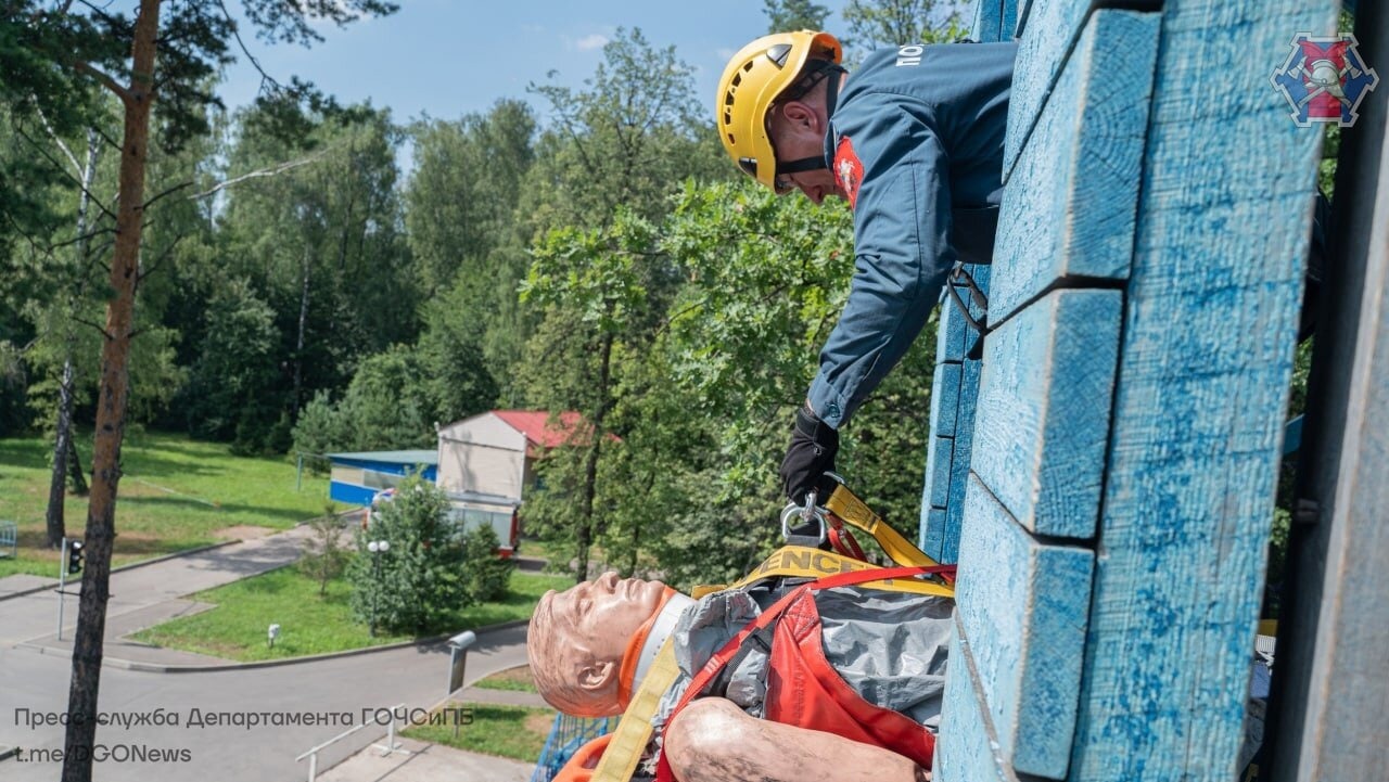 В Пожарно-спасательном центре города Москвы назвали лучших  спасателей-альпинистов