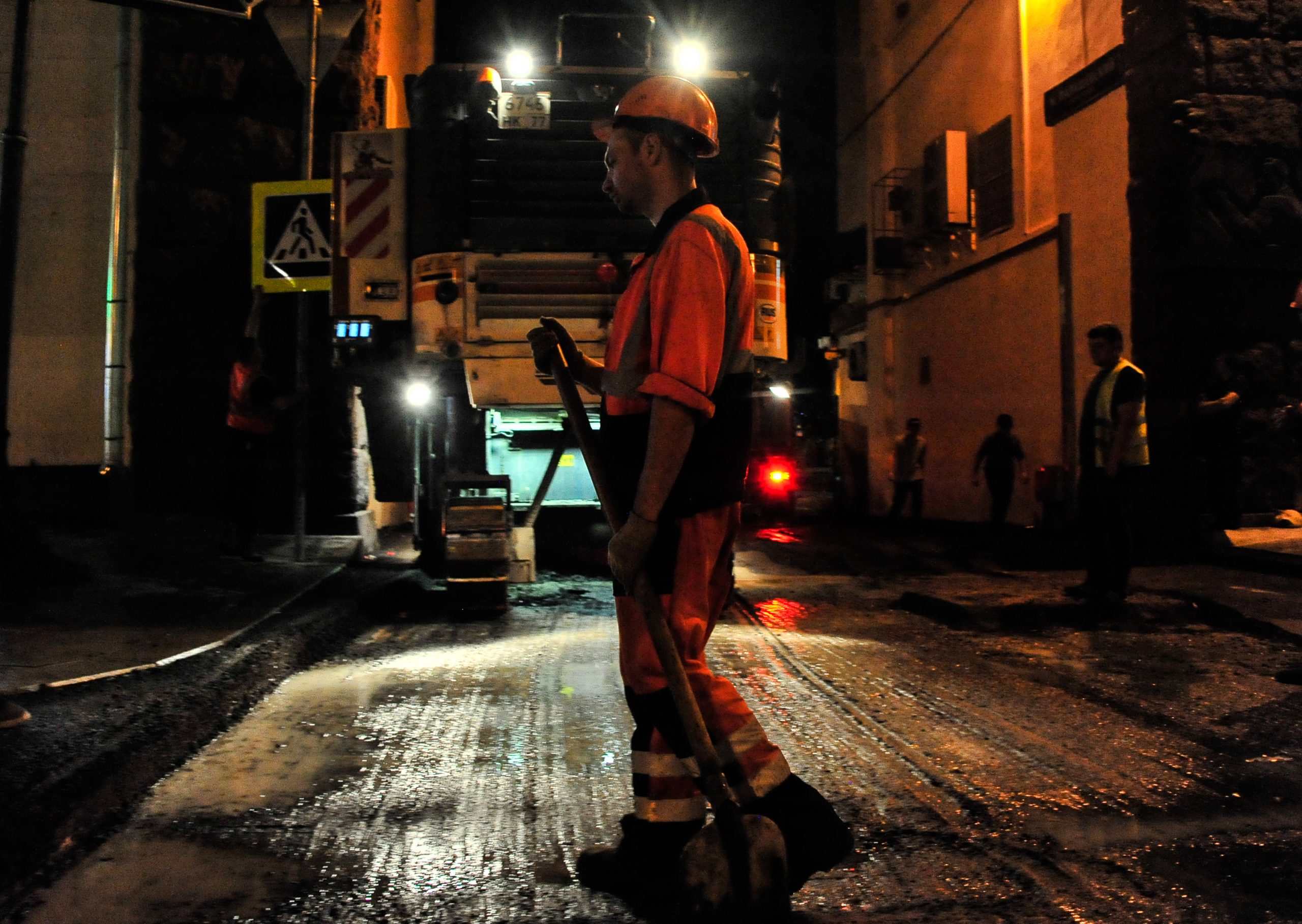 В ходе работ сотрудники затратили 63,46 тонн асфальтобетонной смеси. Фото: Пелагия Замятина, «Вечерняя Москва»