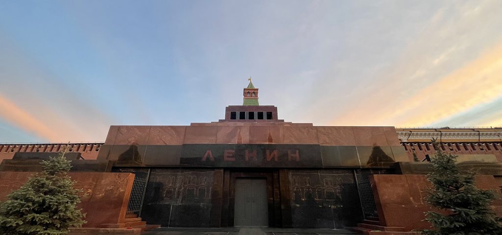 Мавзолей и некрополь у Кремлевской стены закроют почти на месяц