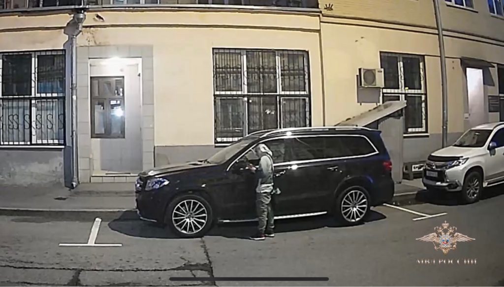 В Москве полицейскими раскрыта серия краж зеркальных элементов с дорогостоящих иномарок