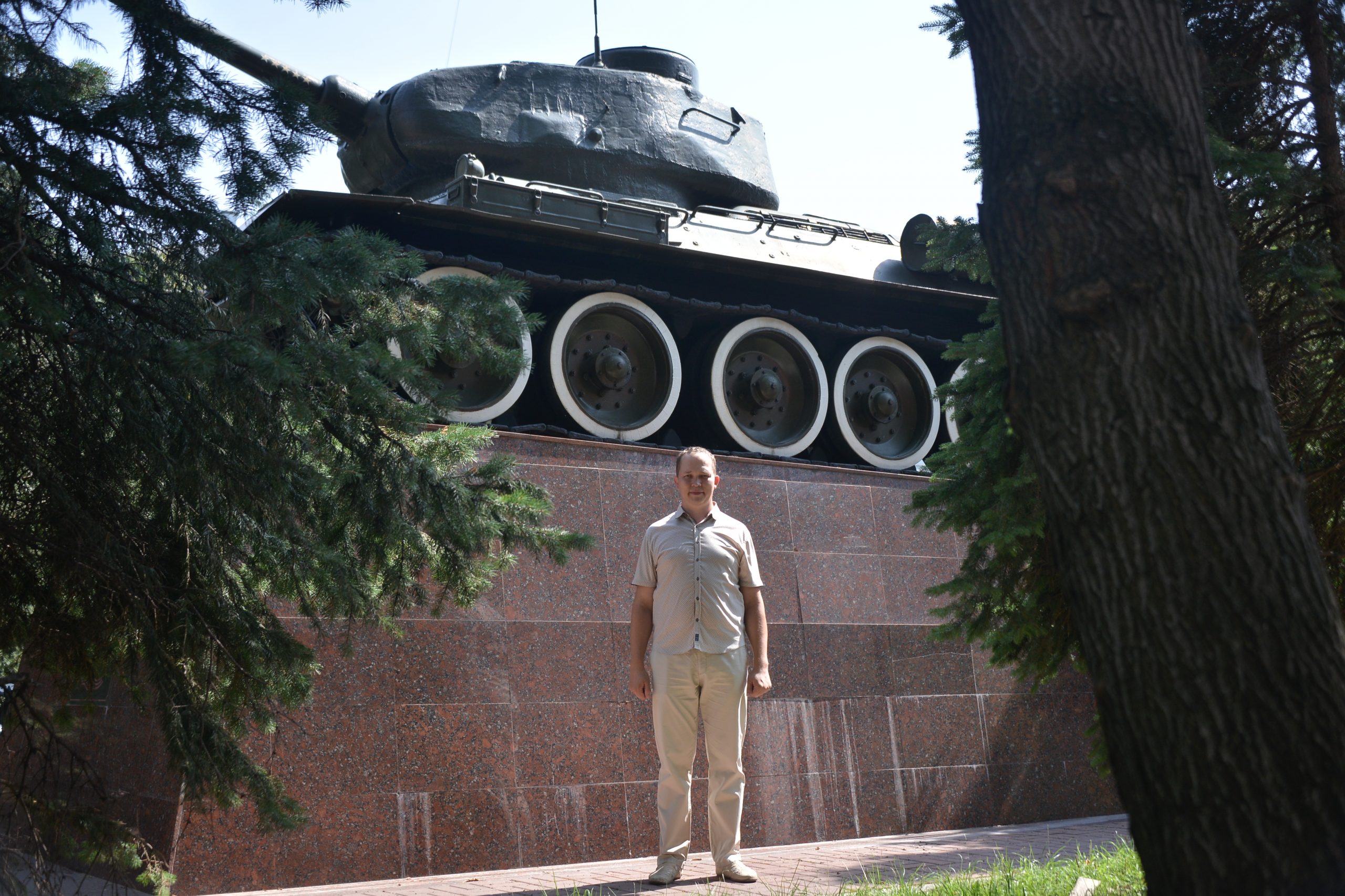9 августа 2021 года. Руководитель музея Артем Мотылев показывает танк, который стоит у школы № 627 имени Д. Д. Лелюшенко. Фото: Анна Малакмадзе, «Вечерняя Москва»