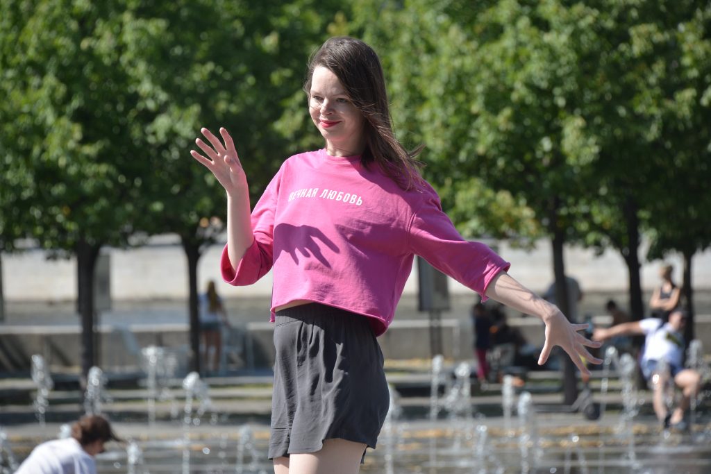 31 июля 2021 года. Участница программы «Спортивные выходные» Валерия Кокорева пришла на первое занятие по танцевальному фитнесу в парк искусств «Музеон», которое провели в рамках возобновления проекта. Фото: Анна Малакмадзе
