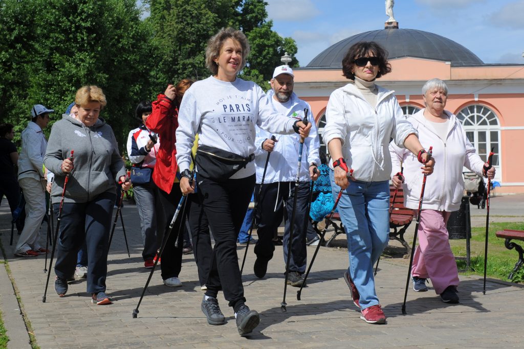 Скандинавская ходьба: участники «Московского долголетия» возобновили тренировки