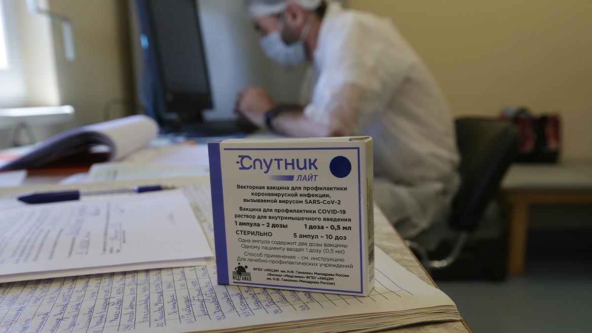 За последние 24 часа в России установили 20 992 случая коронавируса. Фото: Владимир Смоляков, «Вечерняя Москва»