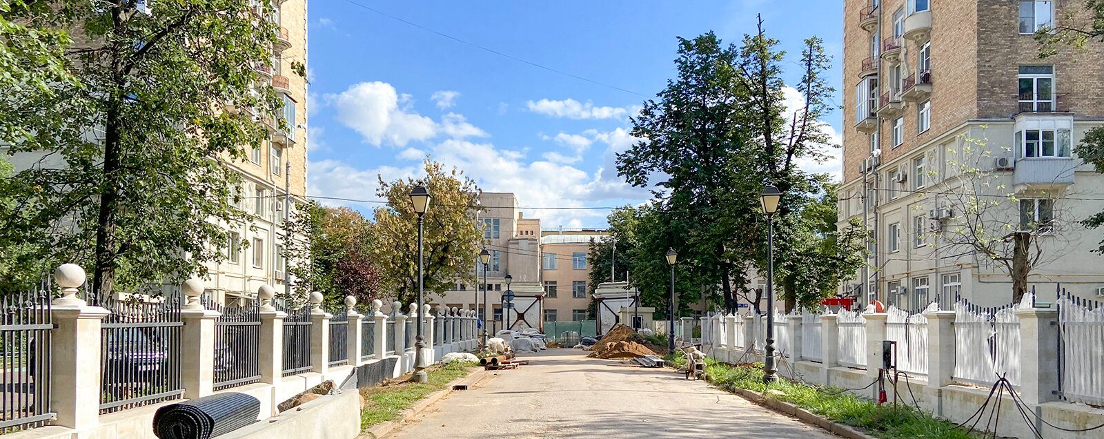 Реставраторы выровняли правый пилон парадных ворот Александринского дворца. Фото: сайт мэра Москвы