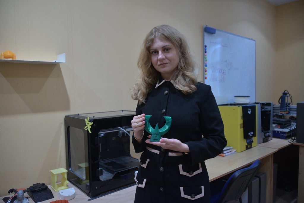 6 сентября 2021 года. Директор центра «Цифровой дом» Анна Каткова показывает изобретения детей — игрушку, напечатанную на 3D-принтере. Фото: Анна Малакмадзе, <strong>«</strong>Вечерняя Москва<strong>»</strong>