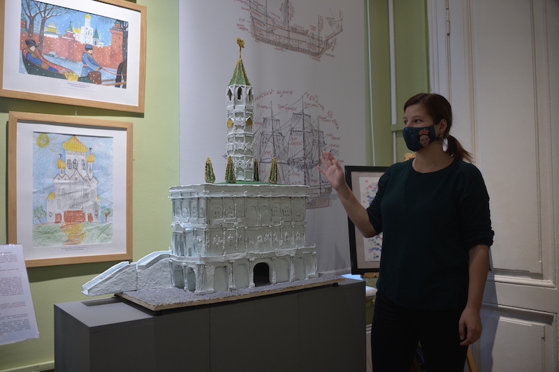 Куратор выставки Анна Морозкина у макета Сухаревской башни. Фото: Анна Малакмадзе, «Вечерняя Москва»