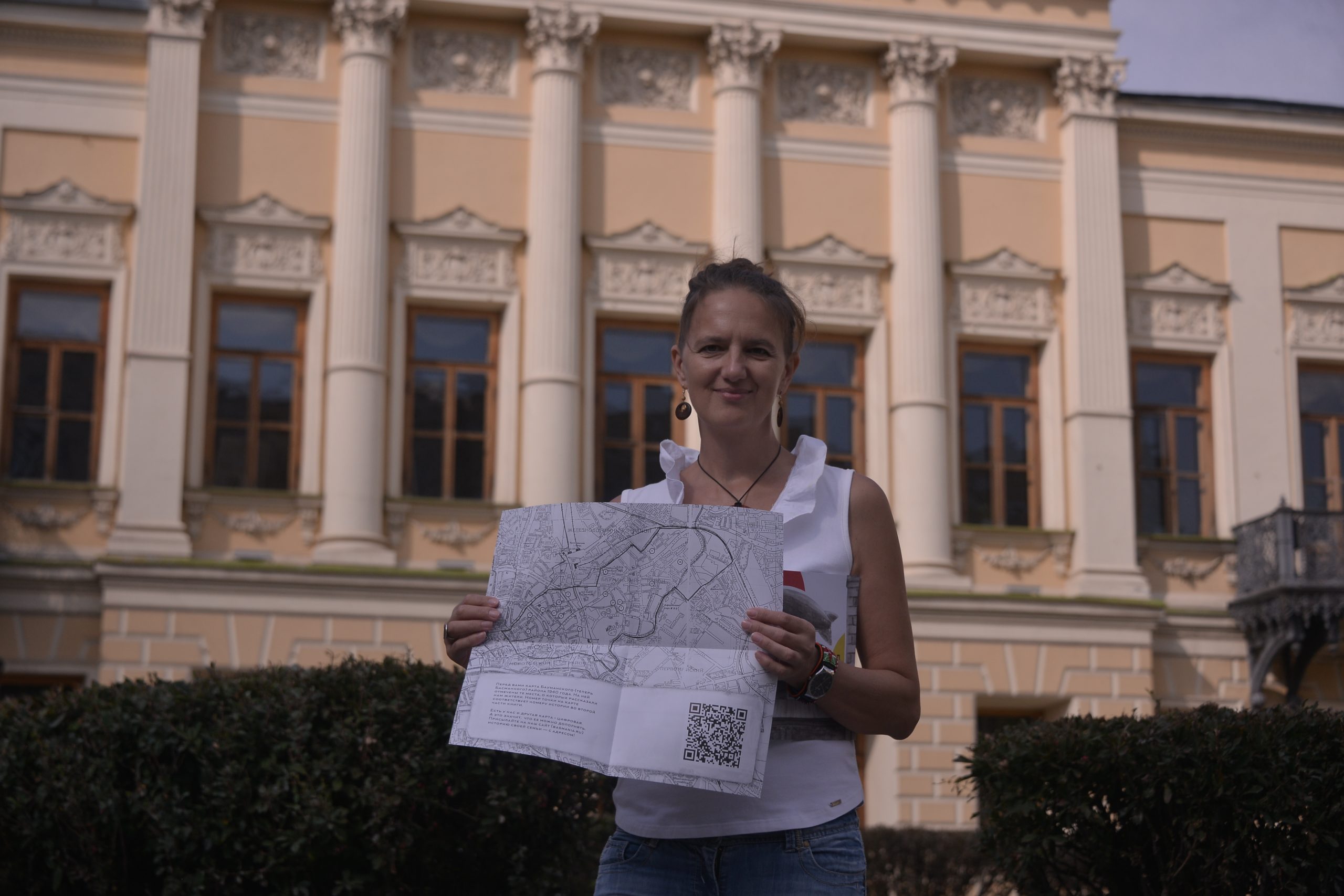 13 сентября 2021 года. Руководитель «Музея Басманного района» Анна Берникова показывает карту района. Фото: Анна Малакмадзе, «Вечерняя Москва»