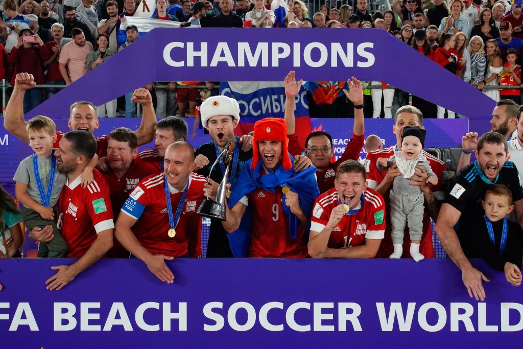 Игроки сборной России по пляжному футболу завоевали первое место на чемпионате мира