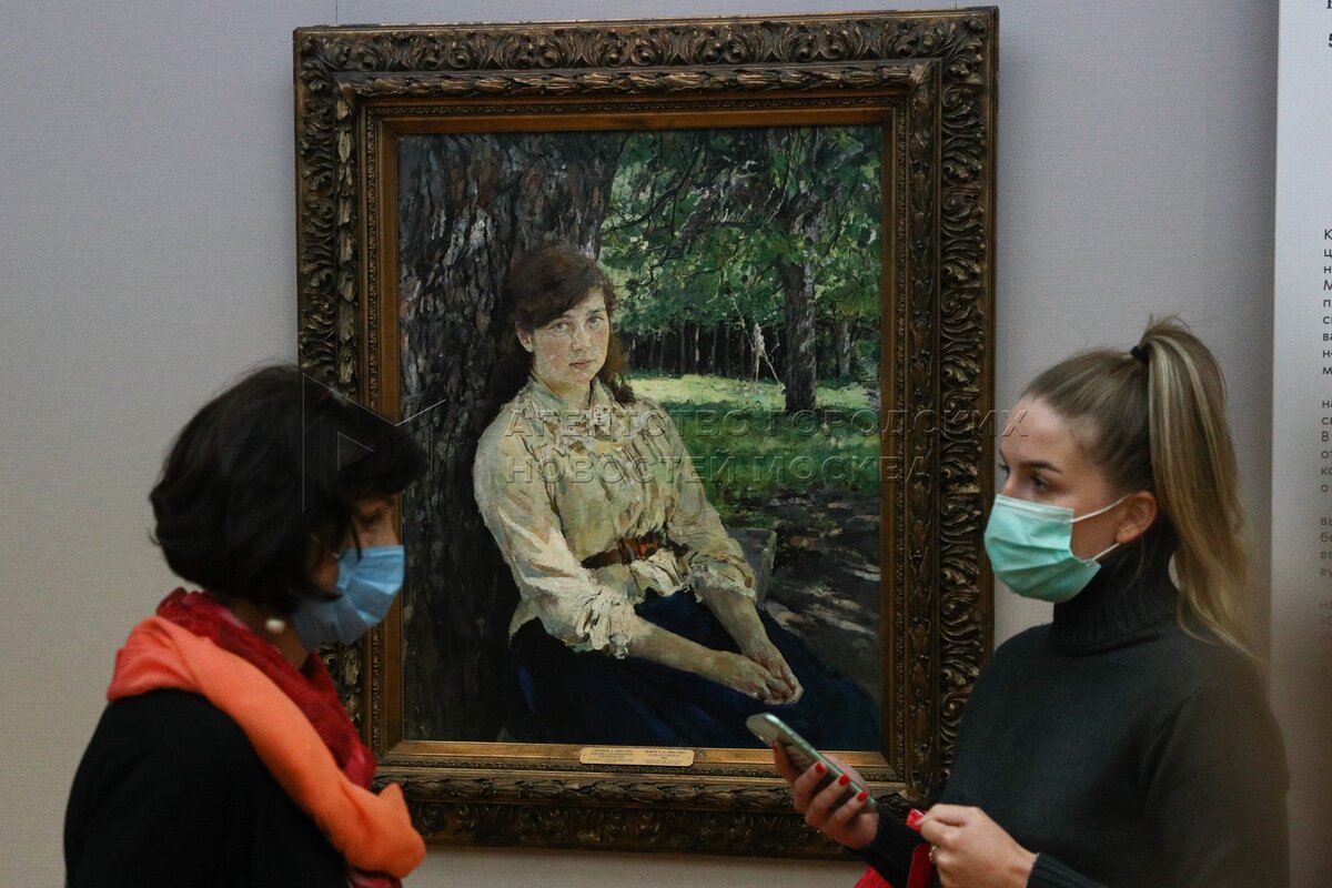 Искусствовед Татьяна Юденкова (слева) рассказывает о выставке в Третьяковской галерее. Фото: Агентство городских новостей «Москва»