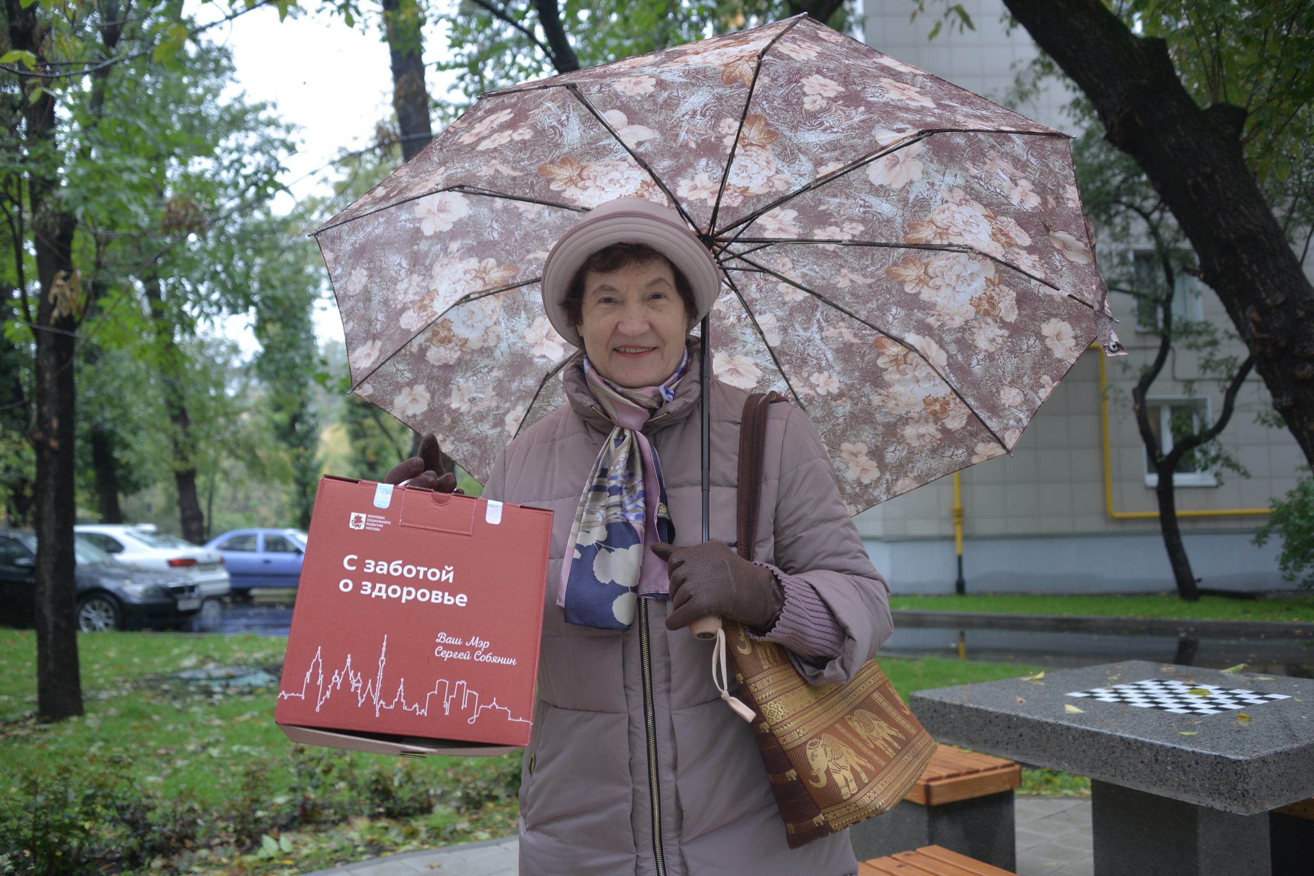 21 сентября 2021 года. 79-летняя пенсионерка Тамара Кузнецова повторно прошла вакцинацию от COVID-19 и получила подарок. Фото: Анна Маламкадзе, «Вечерняя Москва»
