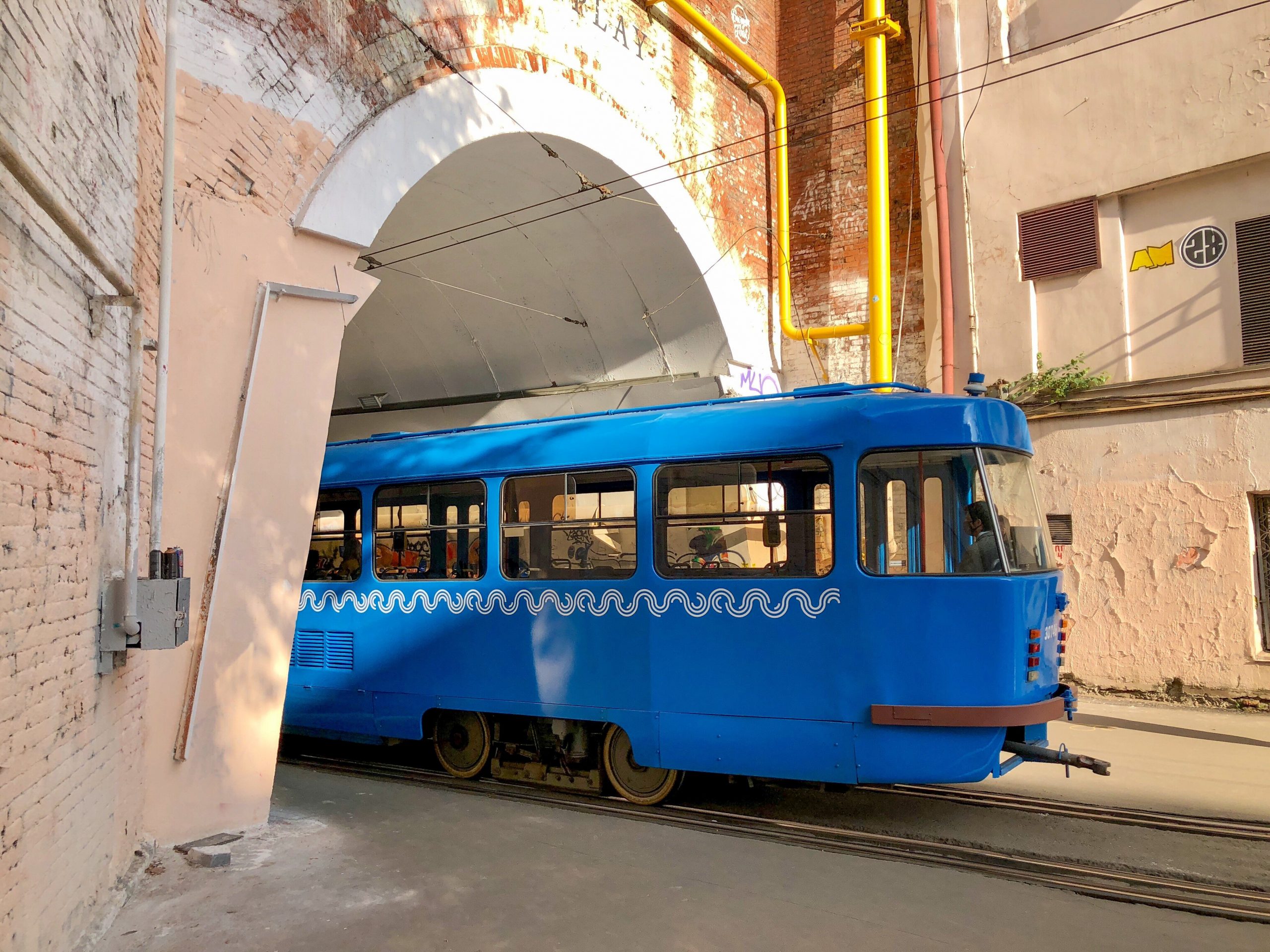 Визуализация нового проекта реконструкции трамвайного тоннеля в Сыромятническом проезде. Сохранится и оригинальное сплетение трамвайных путей — единственное в Москве. Так выглядел проезд в 1983 году и в наши дни. Фото: Агентство городских новостей «Москва»