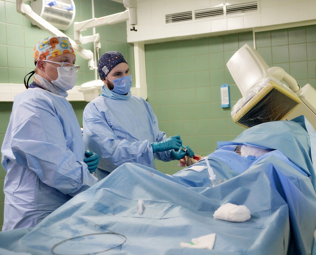 Врачи НИИ имени Склифосовского Дмитрий Акинфиев и Никита Горшков (слева направо) проводят операцию. Фото: Анна Малакмадзе
