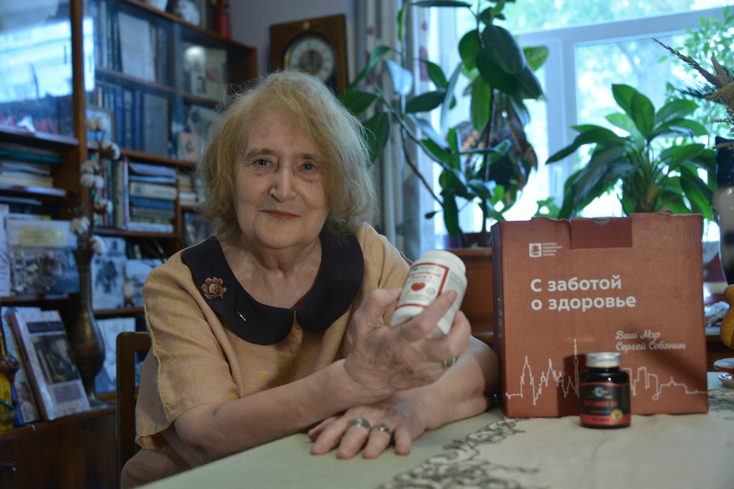 Пенсионерка Александра Кудрицкая после вакцинации получила неожиданный подарок. Фото: Анна Малакмадзе, «Вечерняя Москва»
