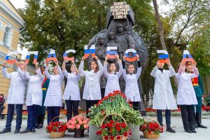 Студенты составили слово «спасибо» из букв цветов флага России. Фото: Вадим Новиков, пресс-служба мэра и Правительства Москвы 