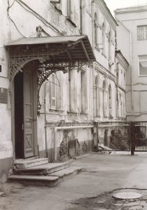 Главный дом в конце 1990-х — начале 2000-х годов: детсад съехал, но табличка «Ясли- сад No 921» слева от двери еще висит. Фото: PASTVU.COM