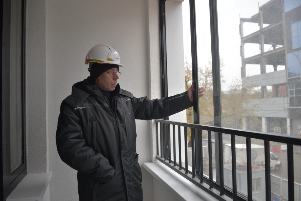 20 сентября 2021 года. Представитель компании-подрядчика Сергей Захаров показывает квартиру в доме на Бауманской улице. Фото: Анна Малакмадзе 