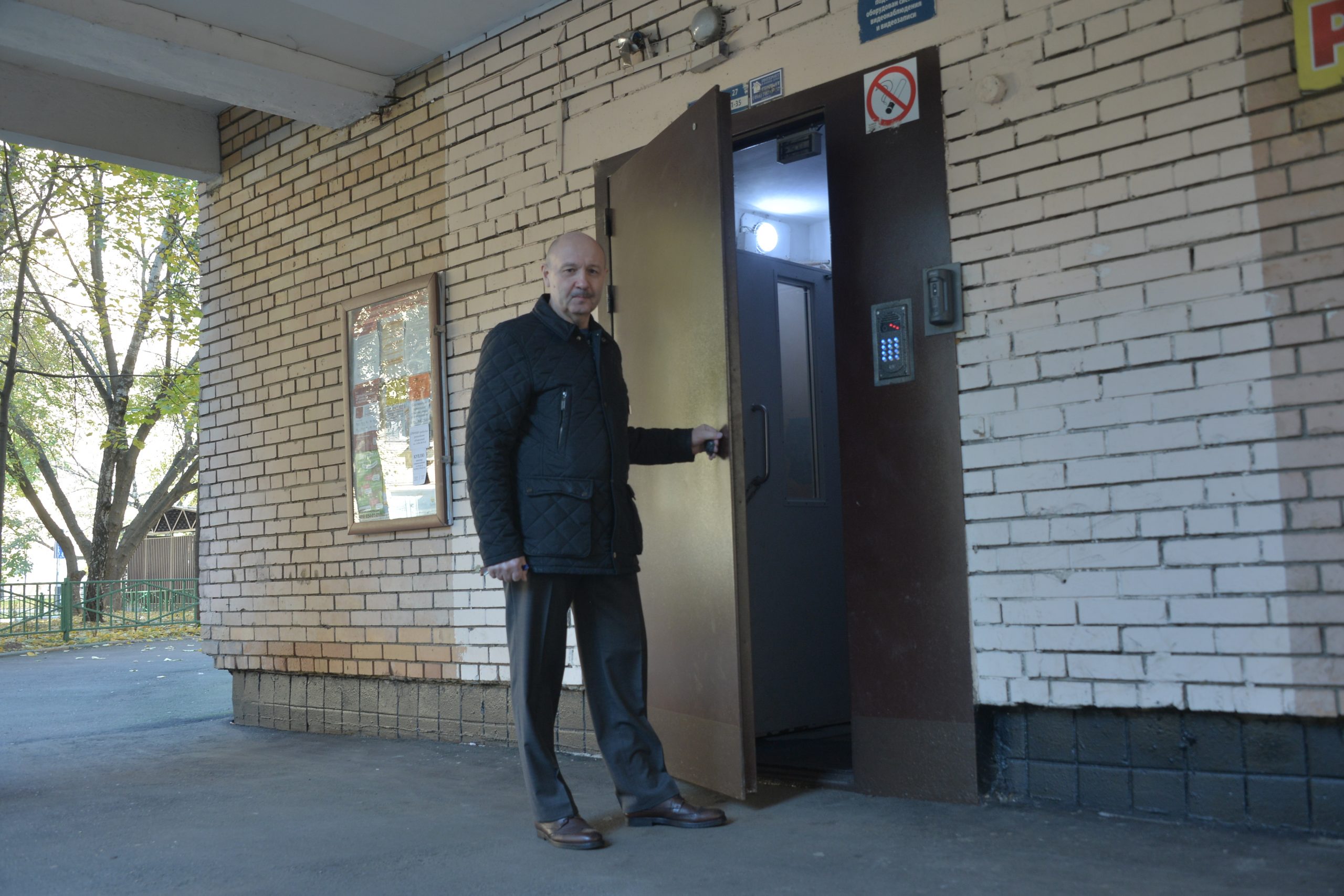 7 октября 2021 года. Дверь починили по просьбе Андрея Афанасьева. Фото: Анна Малакмадзе, «Вечерняя Москва»