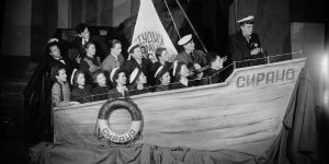 1943 год. Сцена спектакля «Сирано де Бержерак». Фото: архив Ленкома