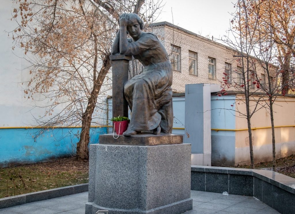 Памятник Цветаевой, поставленный перед ее домом-музеем в Борисоглебском в 2007году