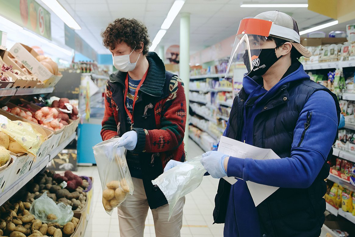 Активисты Молодежной палаты Пресненского района доствят продукты представителям старшего поколения. Фото: сайт мэра Москвы