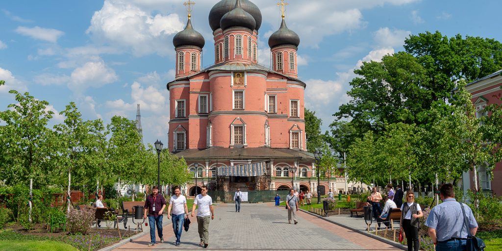 Пешеходную экскурсию по монастырю организуют сотрудники Пушкинской библиотеки