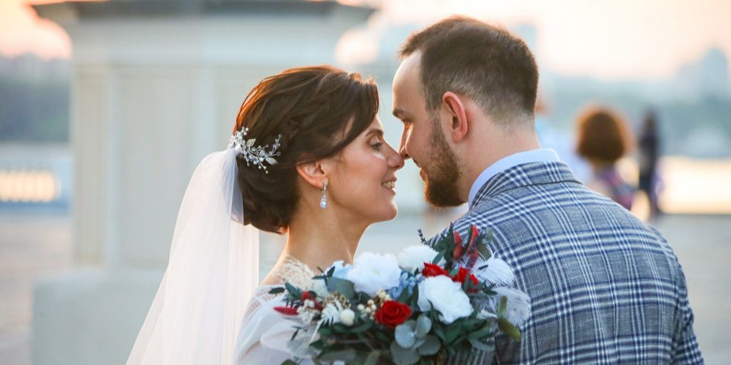 Влюбленные поженились в необычных локациях Москвы. Фото с mos.ru