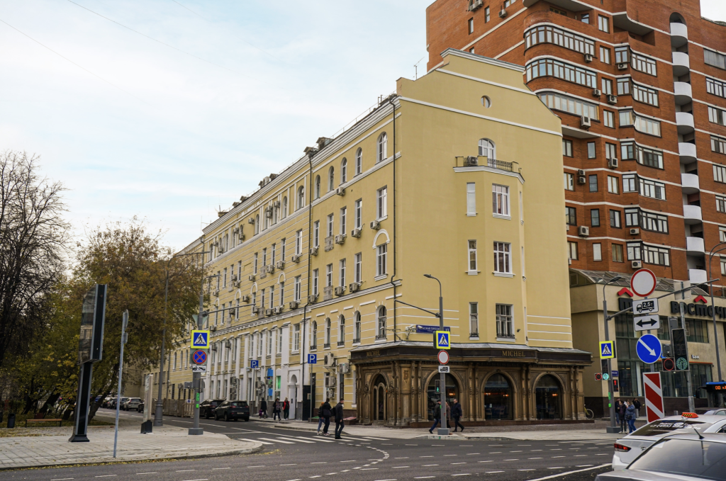 Специалисты отремонтировали фасады зданий на улице Красная Пресня