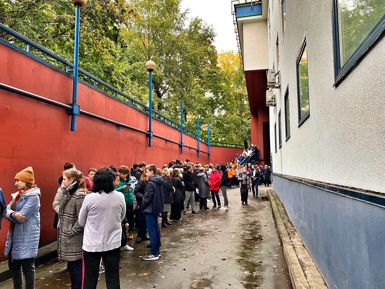 Практические тренировки по эвакуации людей. Эвакуация в Москве. Эвакуация фото. Эвакуация персонала. Эвакуация в общеобразовательном учреждении.