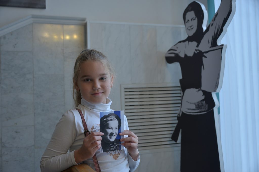 27 октября 2021 года. Надежда Шилова держит портрет прабабушки Надежды Троян. Фото: Анна Малакмадзе, «Вечерняя Москва»