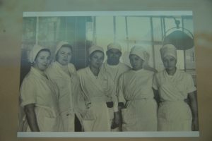 27 октября 2021 года. Конец 1960-х годов. Надежда Троян (третья слева) с коллегами в операционной. Фото: Анна Малакмадзе, «Вечерняя Москва»