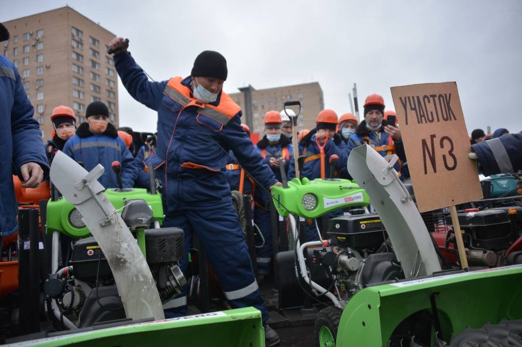 Рабочие и коммунальная техника Центрального административного округа перешли на зимний режим работы