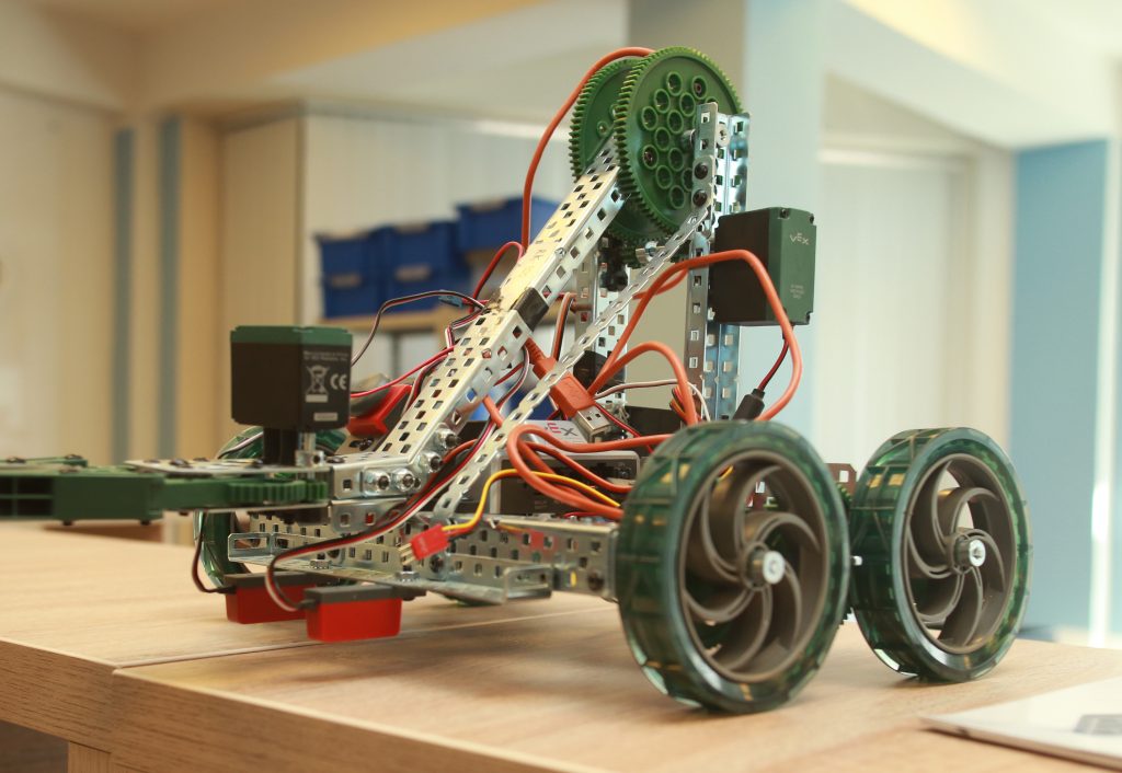 Школьникам столицы покажут разработку робота-квадропода в «Бауманке»