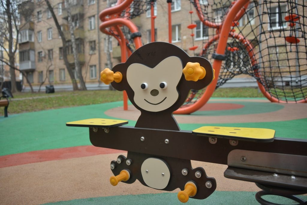 Сотрудники «Жилищника» обновили детскую площадку в районе Якиманка