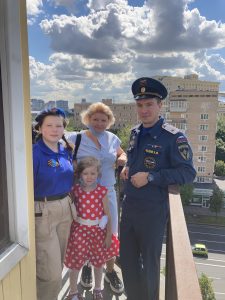 Начальник части Борис Чадин на смотровой площадке каланчи с внучкой ветерана Евгенией Крикуновой, правнучками Лизой Крикуновой и младшей Олей Сосновой. 