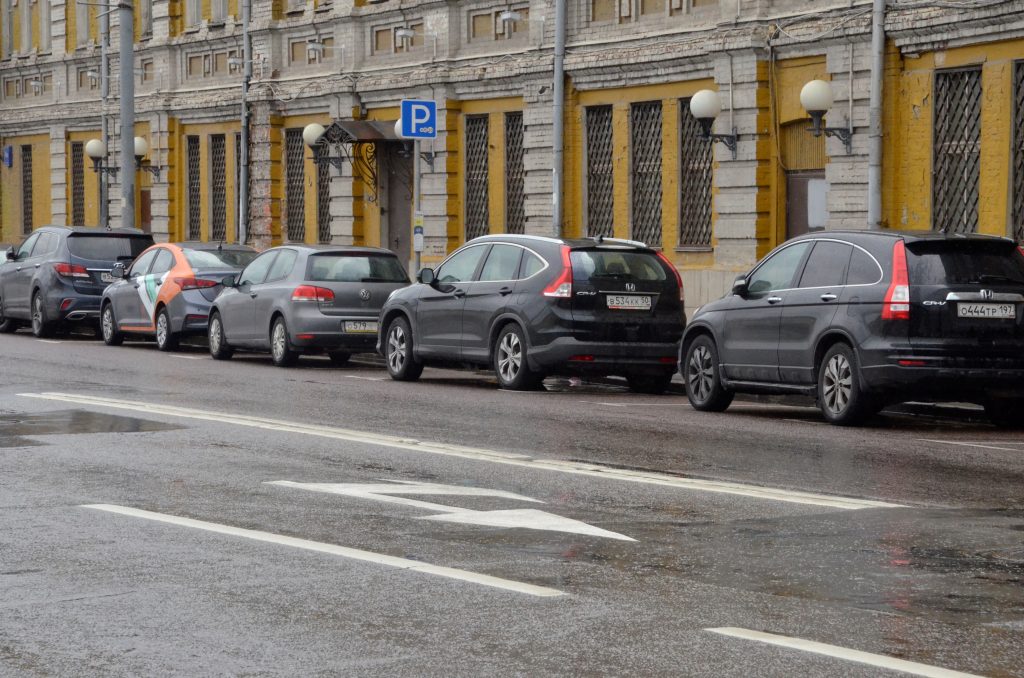 Новые 419 парковок появились в столице за октябрь