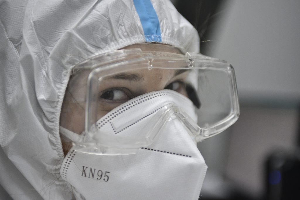 Свыше 3 900 человек стали новыми носителями коронавируса в Москве за сутки