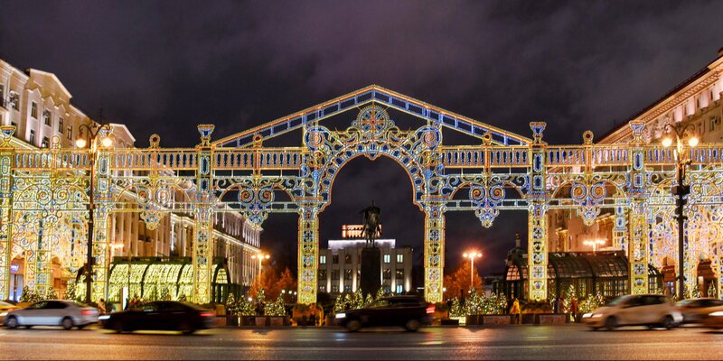 Монтажные работы пяти светящихся арок в центре Москвы подходят к концу
