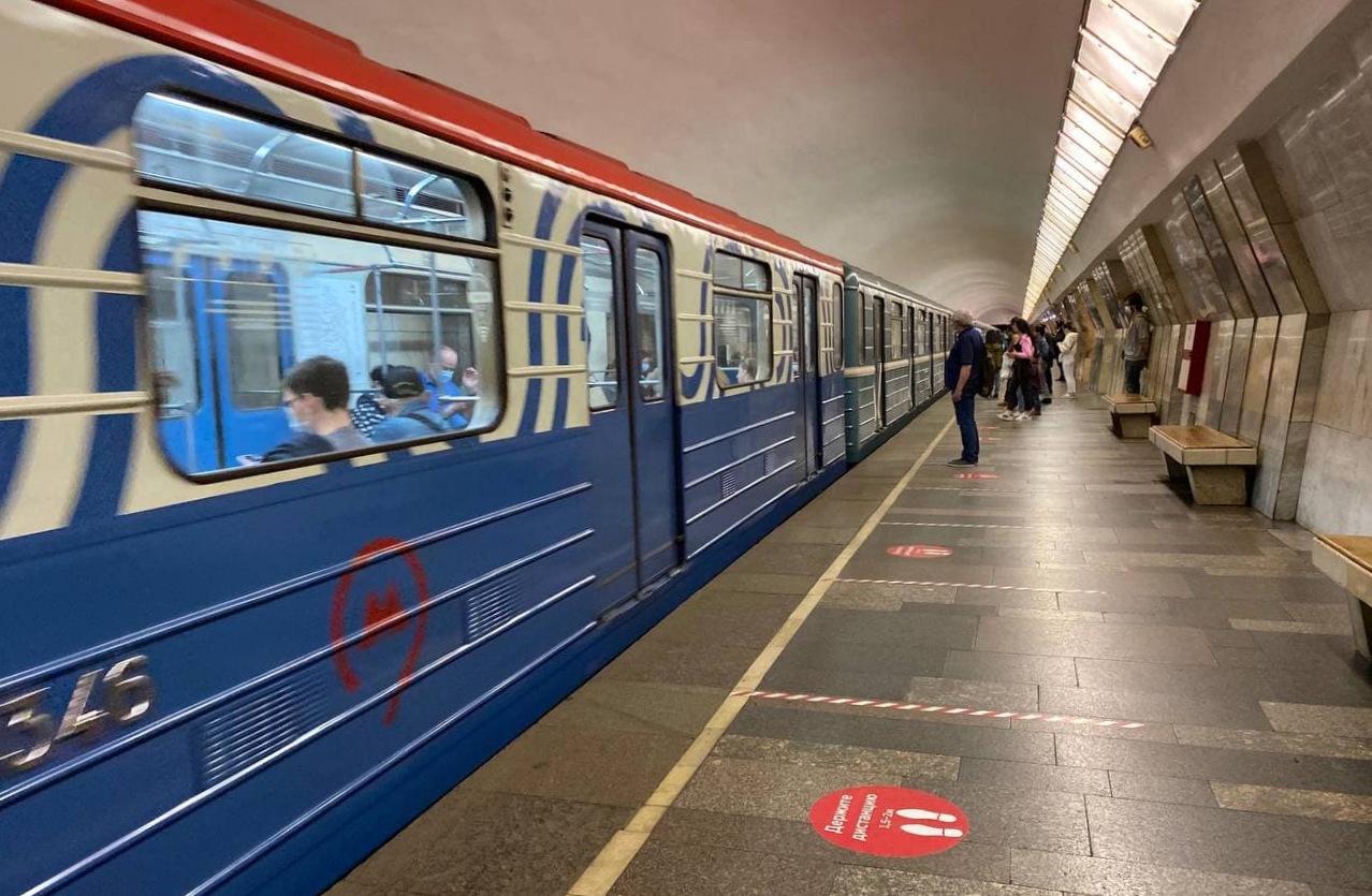 В вестибюлях центральных станций метро теперь можно пройти экспресс-тестирование на COVID-19. Фото: Анна Быкова
