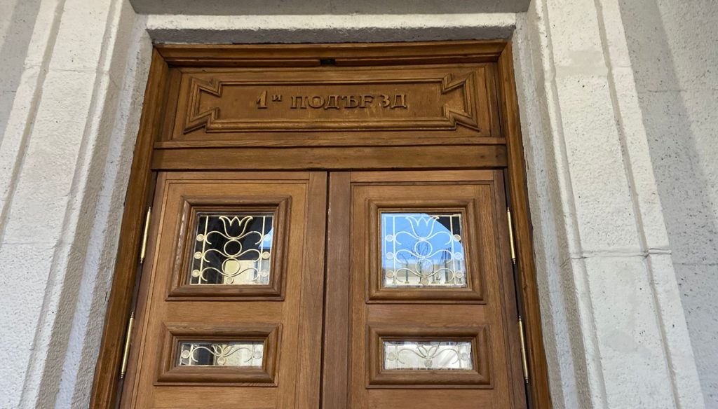 Дубовые входные двери Маршальского дома вернули после реставрации
