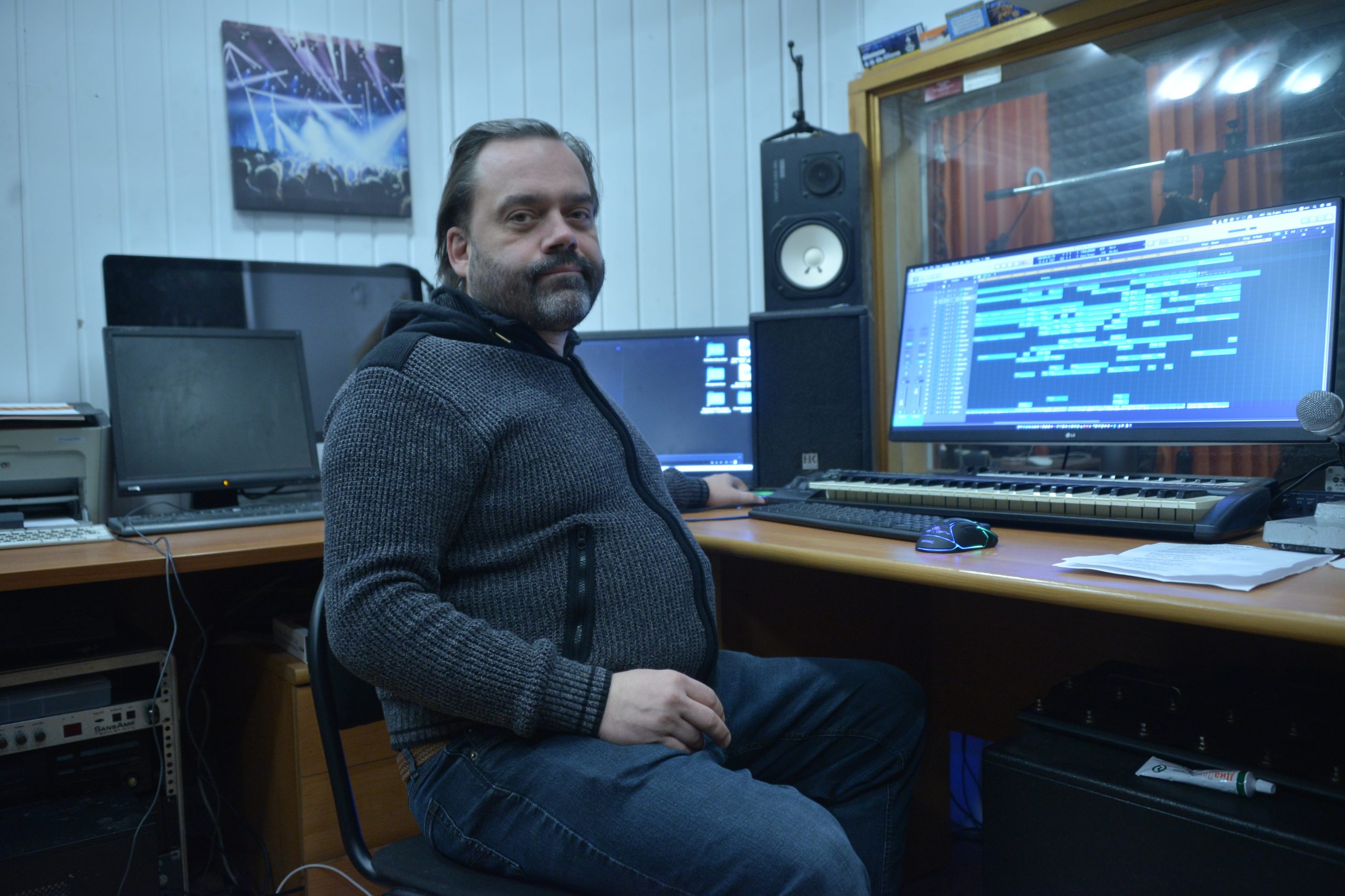 8 декабря 2021 года. Музыкант Алексей Хвацкий в студии звукозаписи. Фото: Анна Малакмадзе, «Вечерняя Москва»