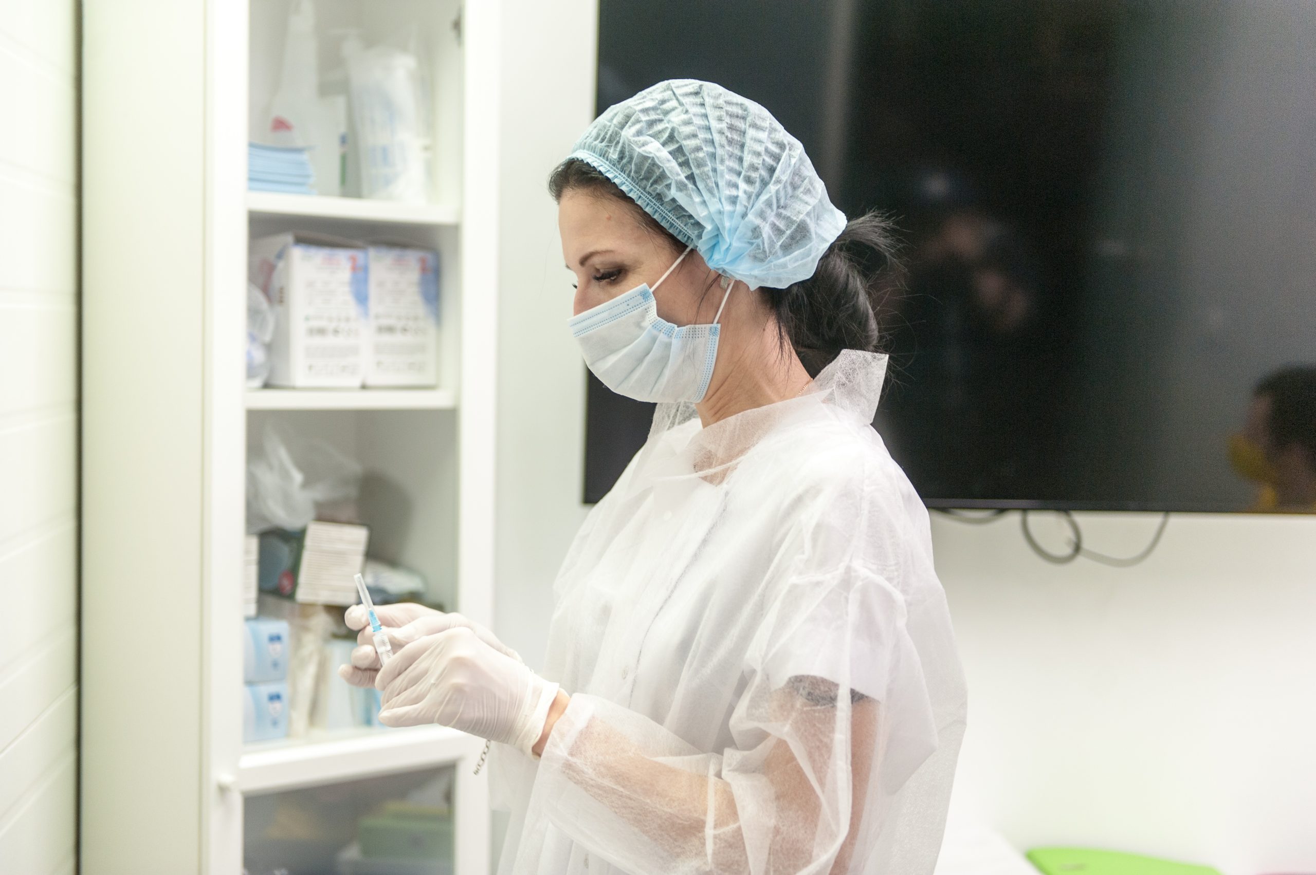 Медсестра Евгения Горяинова готовится сделать прививку от коронавируса. Фото: Игорь Генералов, «Вечерняя Москва»
