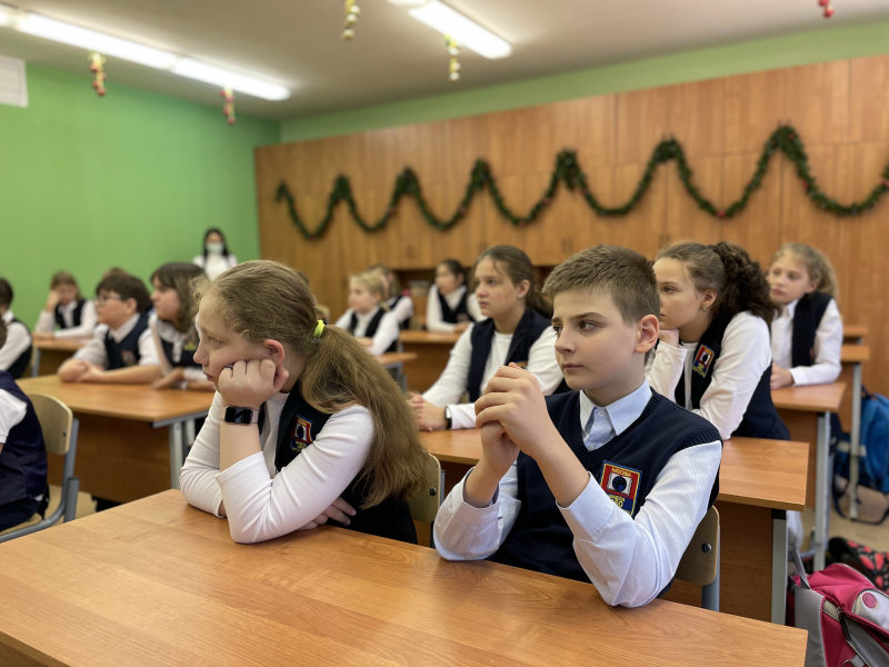 Представитель Общественного совета при УВД по ЦАО в преддверии празднования «Дня Конституции» посетил одну из московских школ