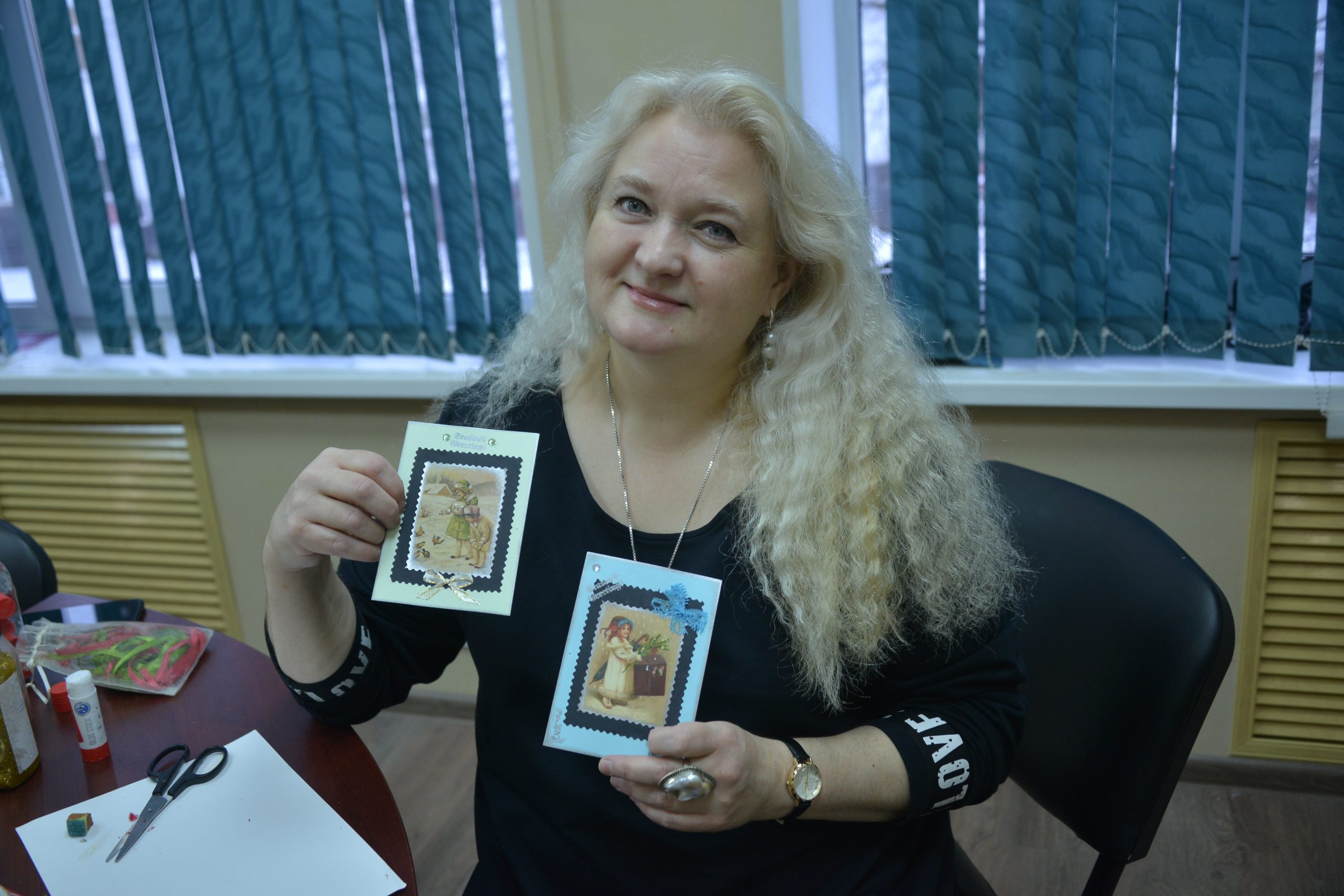 Жительница Хамовников Елена Петрова показывает праздничные открытки, которые сделала сама. Фото: Анна Малакмадзе, «Вечерняя Москва»