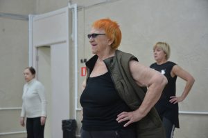Нина Гиркина ловко выполняет упражнения. Фото: Анна Малакмадзе, «Вечерняя Москва»