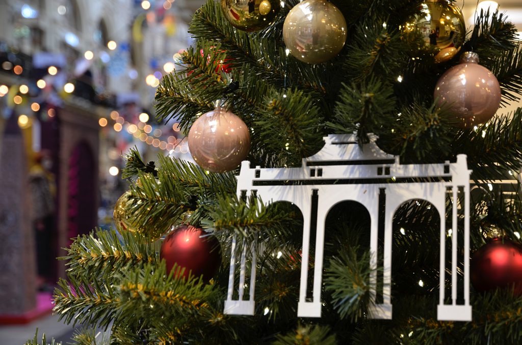 Свыше 1 100 праздничных елок появится на столичных улицах к Новому году