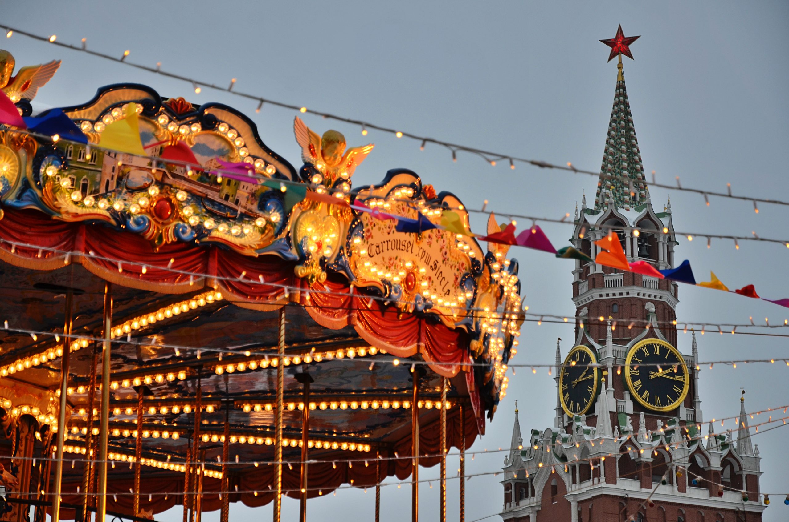 Карусель на новогодней ГУМ-ярмарке на Красной площади. Фото: Анна Быкова