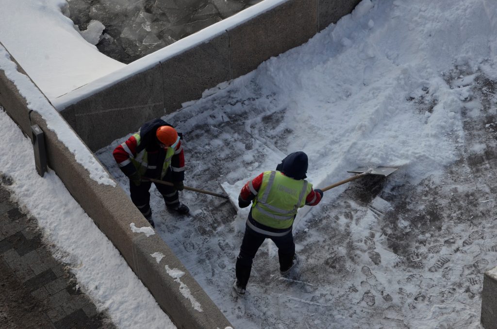 Зачистку снега у входных групп поликлиники №68 провели в районе Хамовники