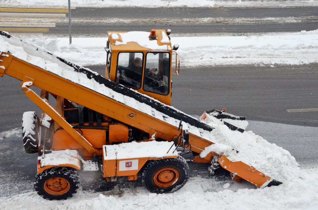 Снег убрали с пешеходных зон и дорог Тверского района