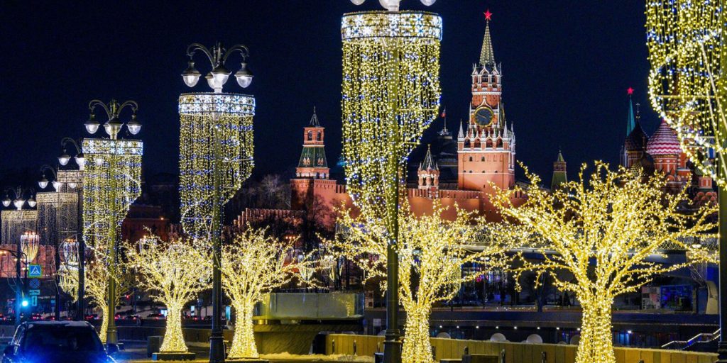 Новогоднюю подсветку включат на зданиях и мостах Москвы